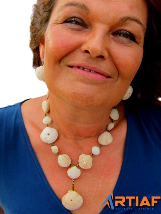 "Amour" - Talent de Mains - Parure de Bijoux de Coquillages - Boucles d'Oreilles, Collier et Bracelet - Accessoires - ARTIAF  LLC