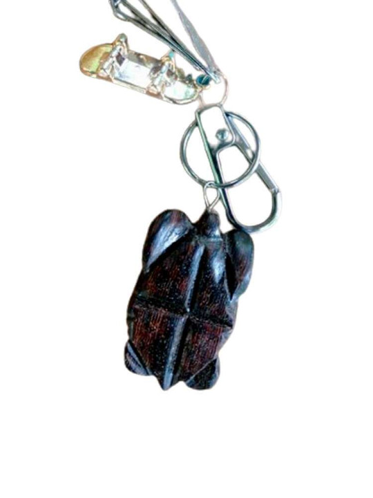 Porte-clés Artisanal en Bois - "La Petite Tortue Luth"  - Hauteur : 4 cm -  - ARTIAF  LLC